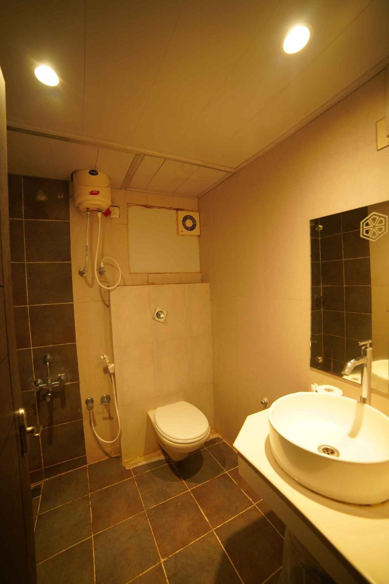 The Vyshakh Hotel กูรูวาเยอร์ ภายนอก รูปภาพ