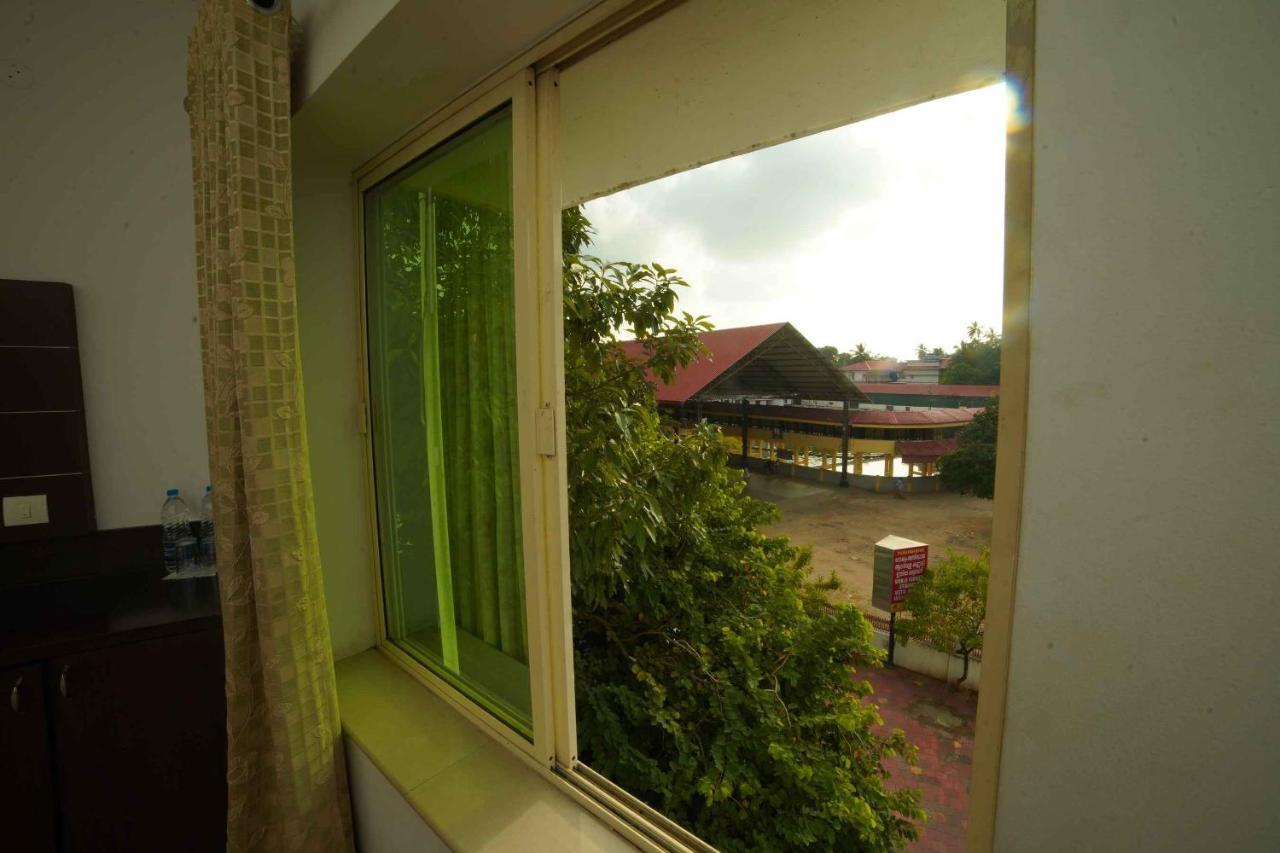 The Vyshakh Hotel กูรูวาเยอร์ ภายนอก รูปภาพ