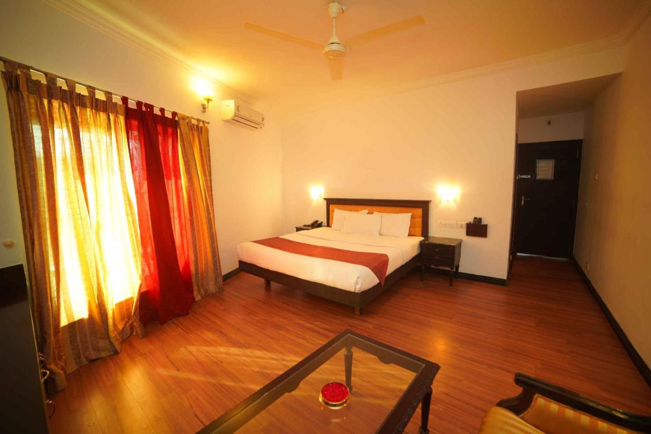 The Vyshakh Hotel กูรูวาเยอร์ ภายนอก รูปภาพ