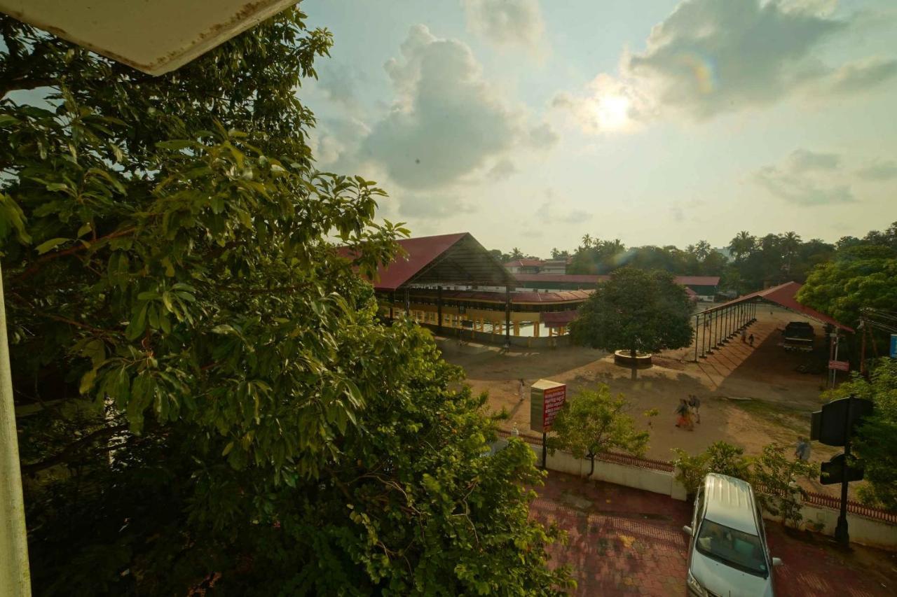 The Vyshakh Hotel กูรูวาเยอร์ ภายนอก รูปภาพ
