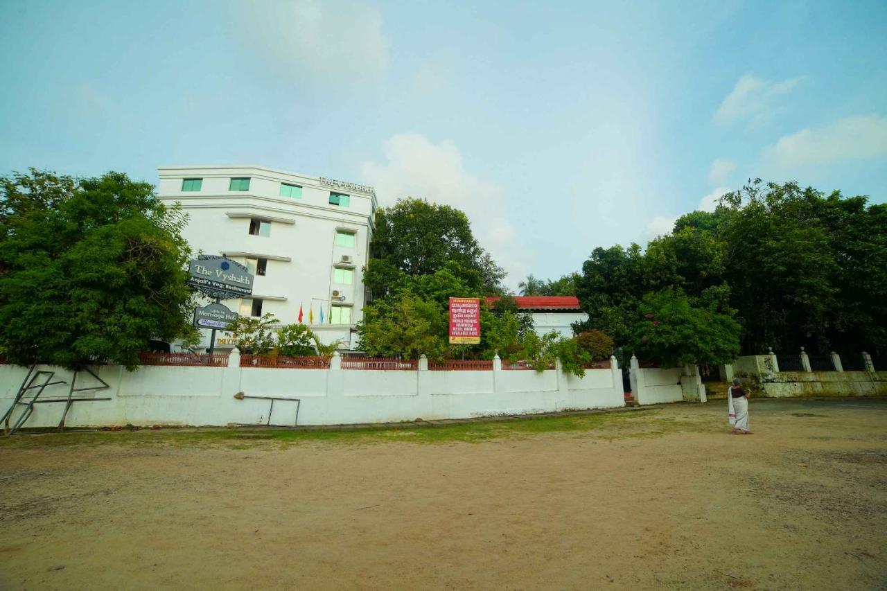 The Vyshakh Hotel กูรูวาเยอร์ ภายนอก รูปภาพ