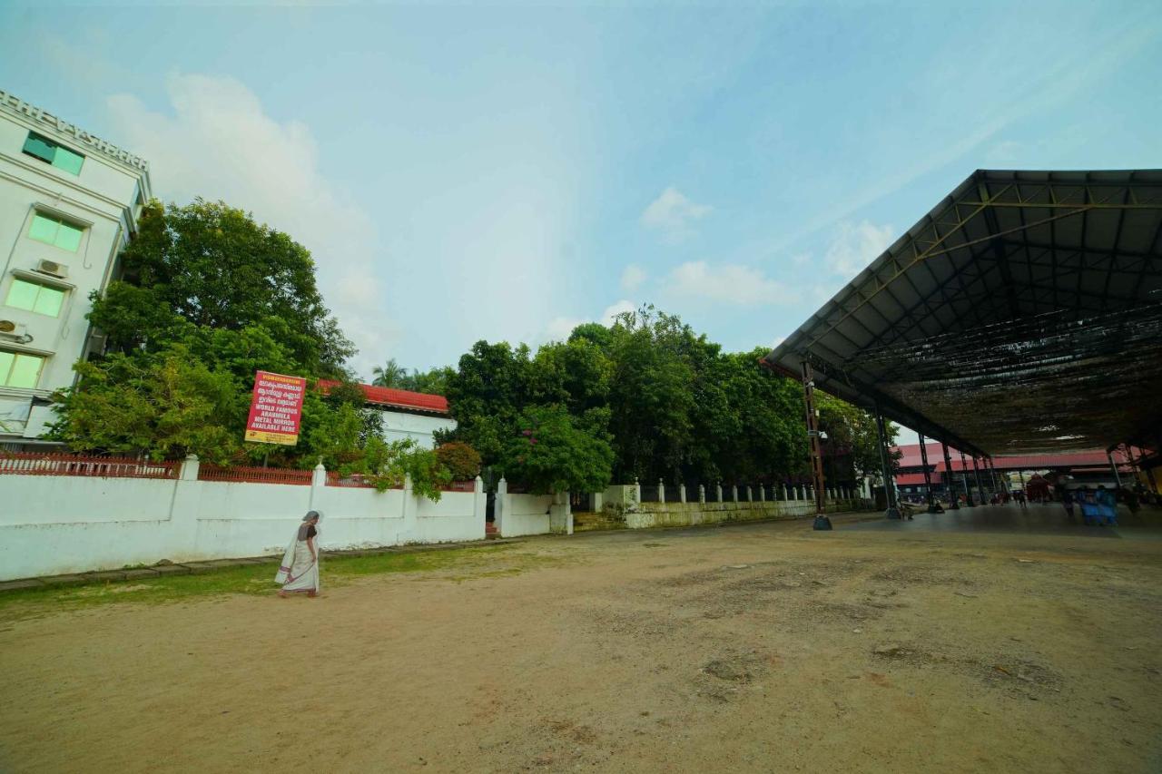 The Vyshakh Hotel กูรูวาเยอร์ ภายนอก รูปภาพ